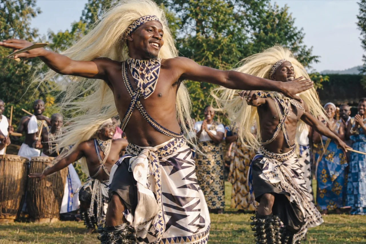 ルワンダのイントレの踊りを題材に、文化と喜びを分かち合う人々を描いたイメージ。